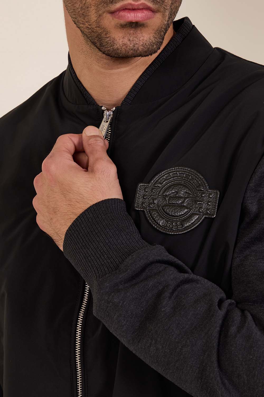 תמונת תקריב דוגמן של בוס ז'קט בומבר פיט X פורשה