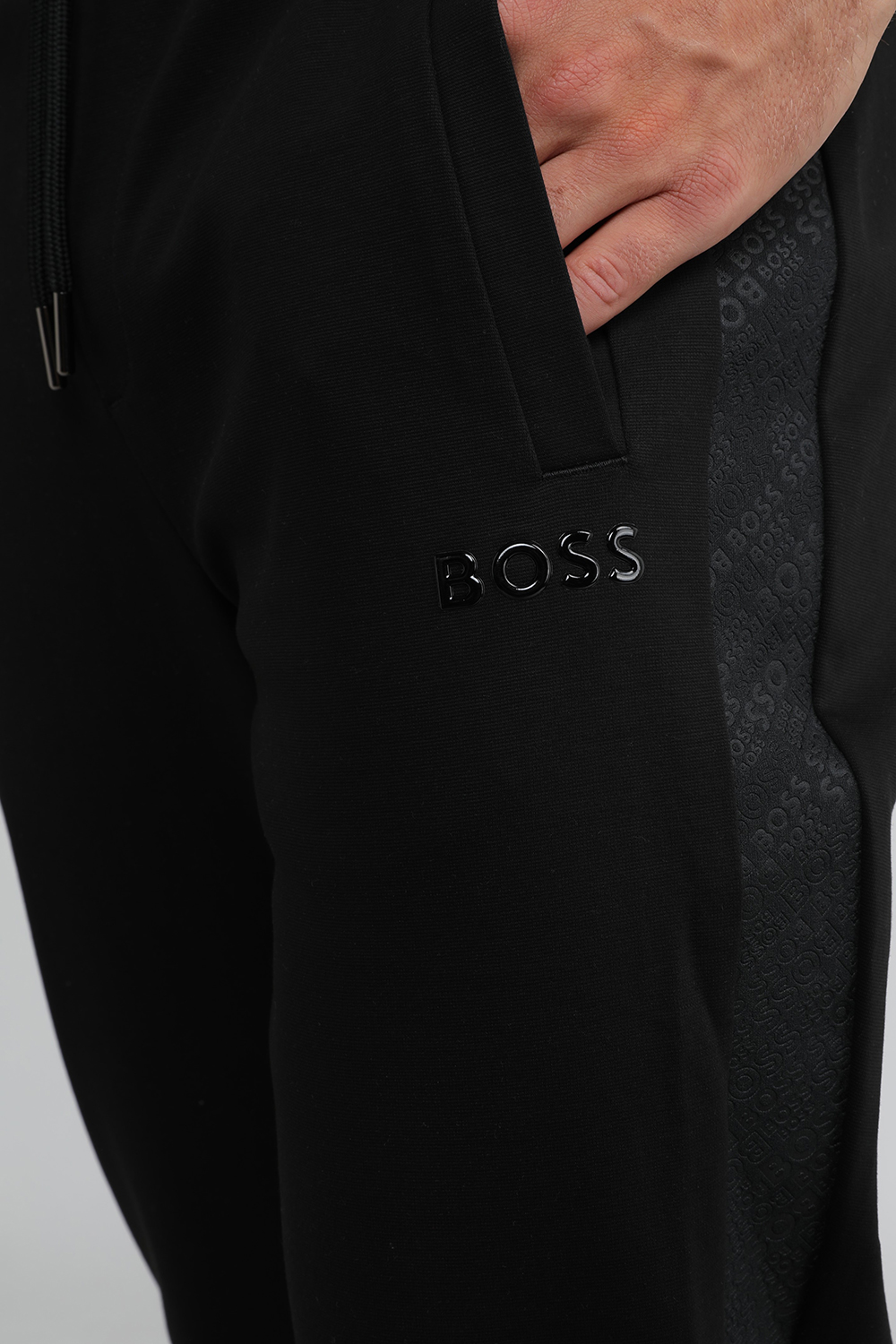 תמונת תקריב דוגמן של מכנסי טרנינג