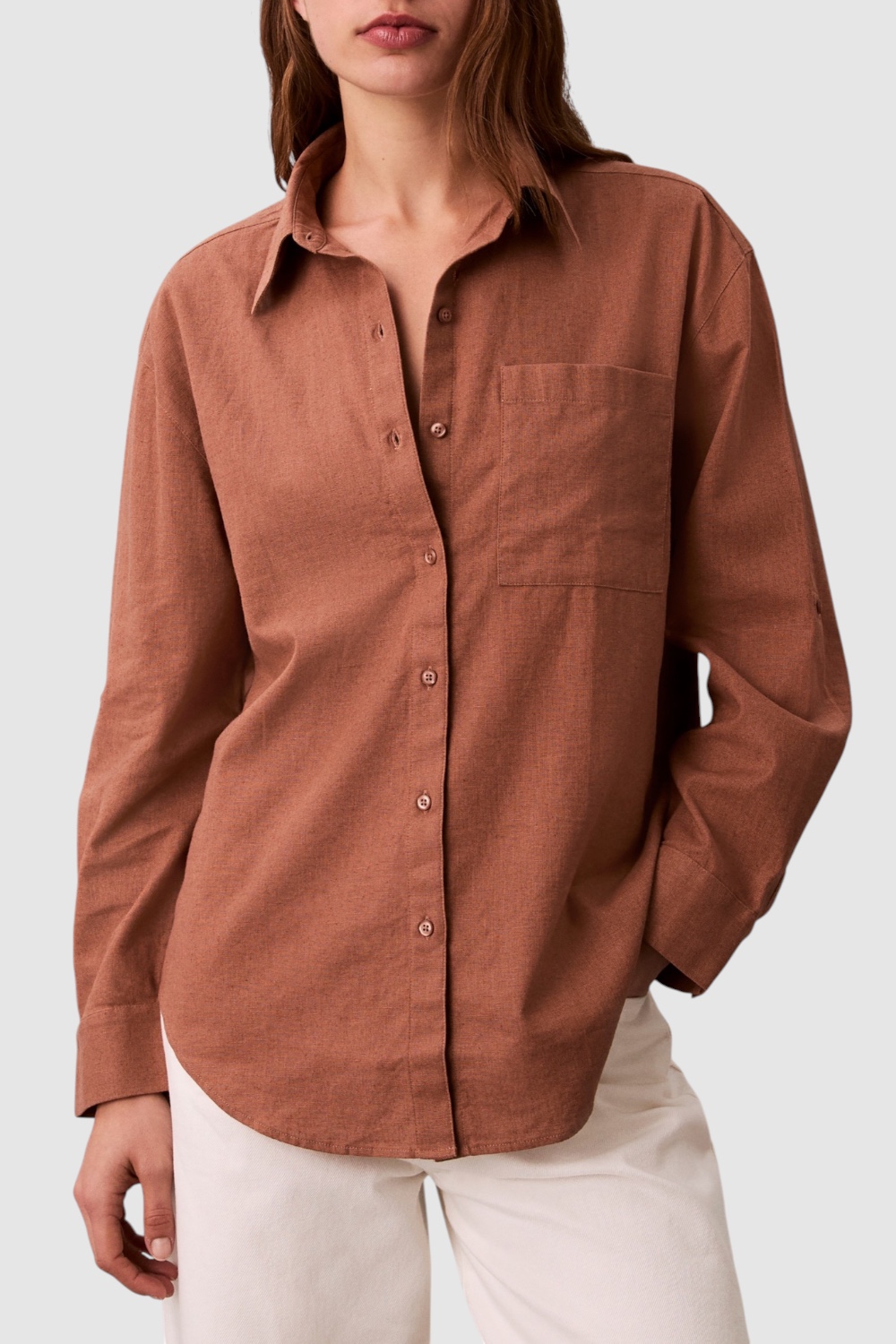 תמונת דוגמן קידמית של חולצה מכופתרת פשתן