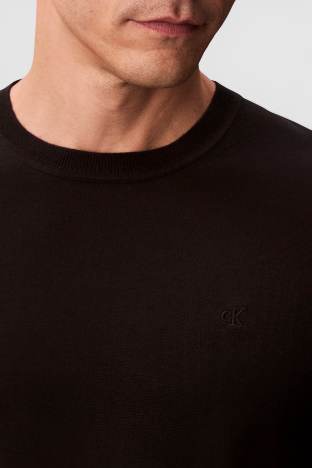 תמונת תקריב דוגמן של חולצת טי בגזרה משוחררת