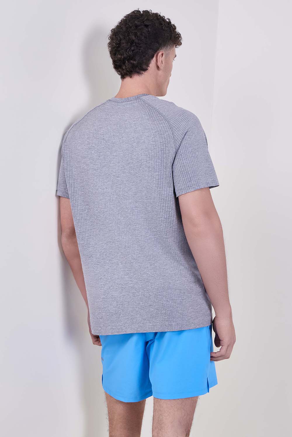 תמונת דוגמן אחורית של Metal Vent Tech Short Sleeve