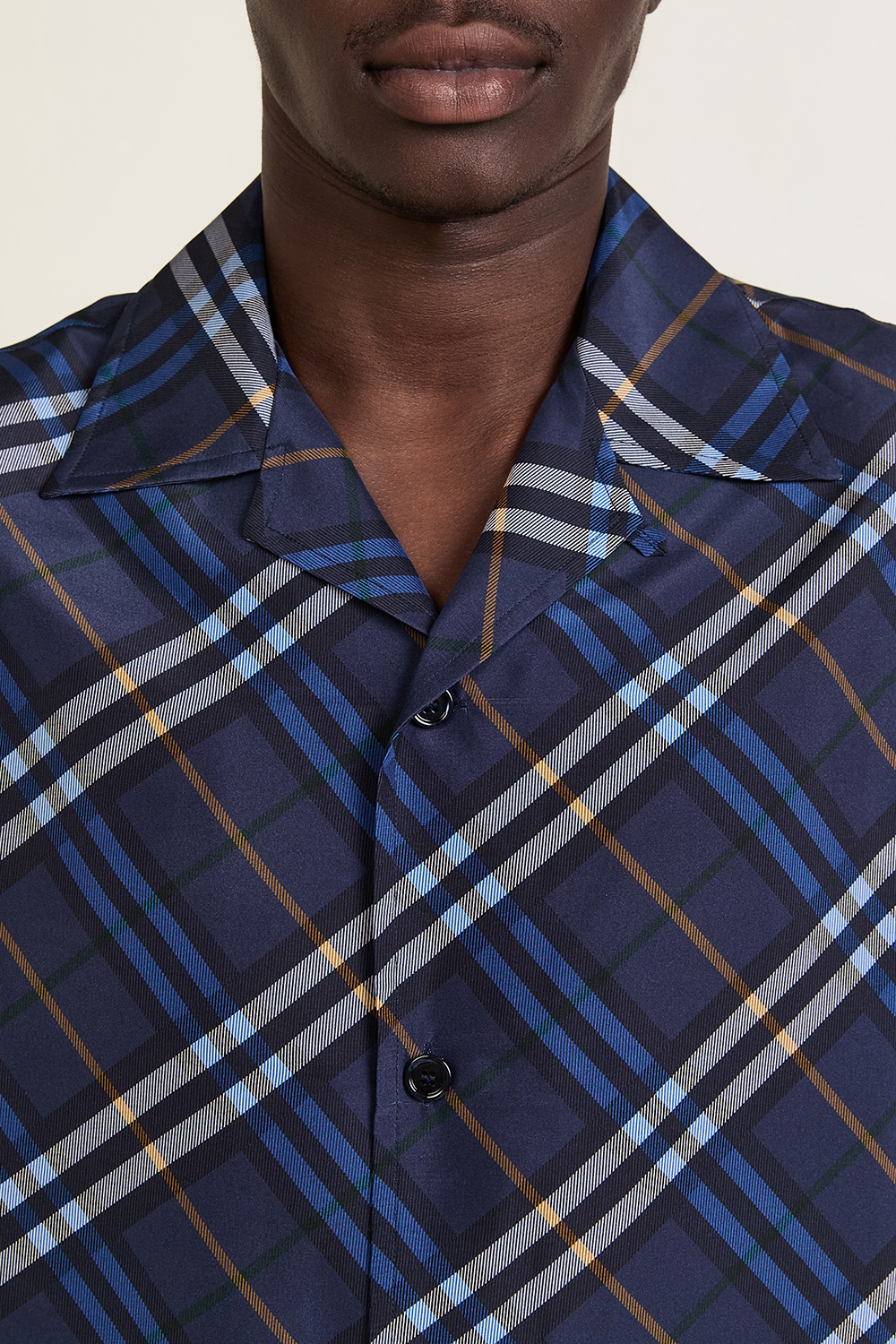 תמונת תקריב דוגמן של חולצת כפתורים