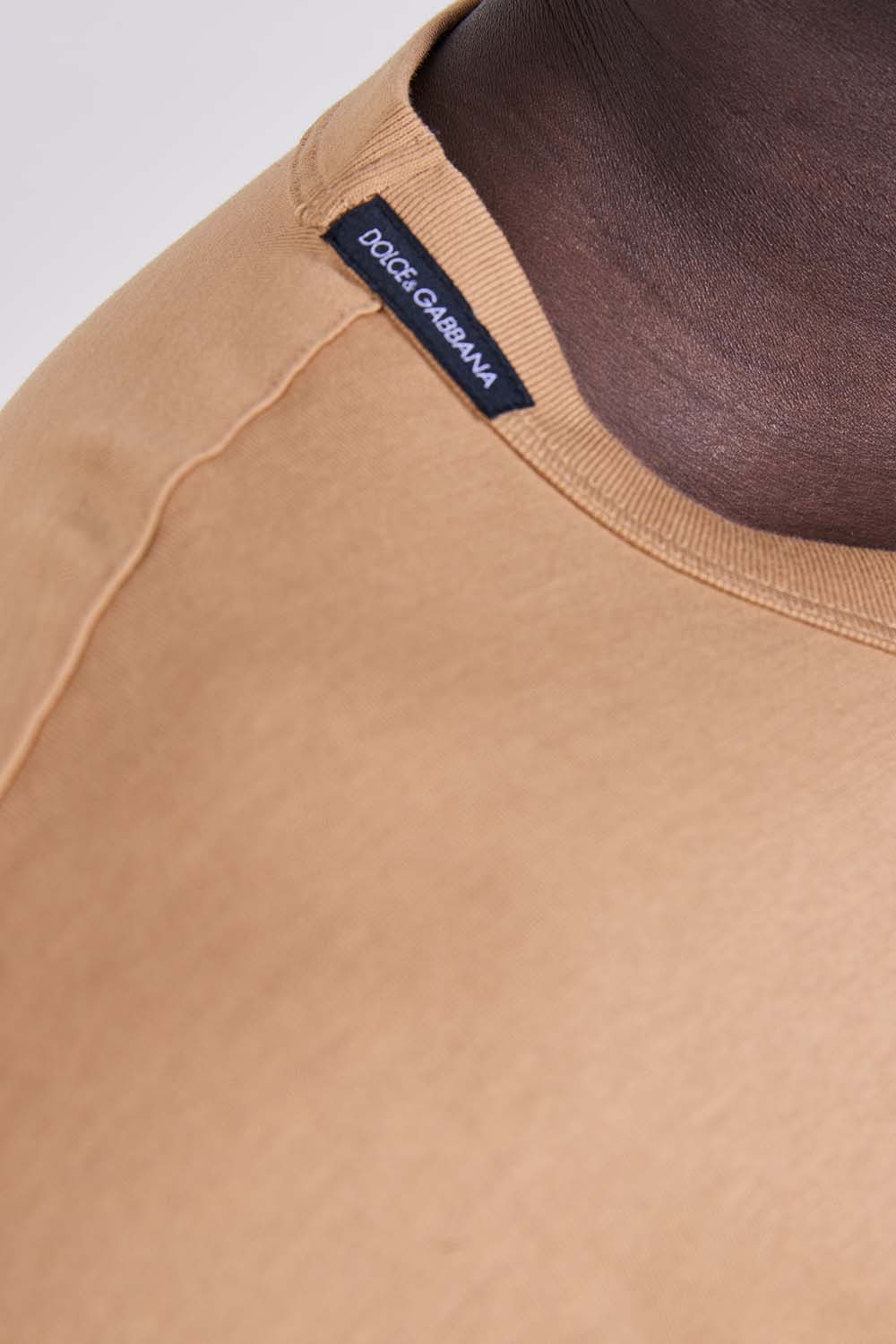 תמונת תקריב דוגמן של חולצת טי בגזרה ישרה