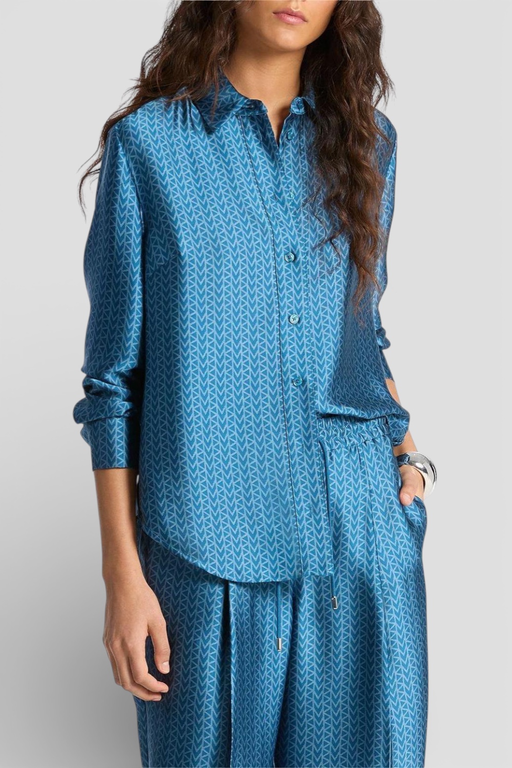 תמונת דוגמן קידמית של חולצה מכופתרת