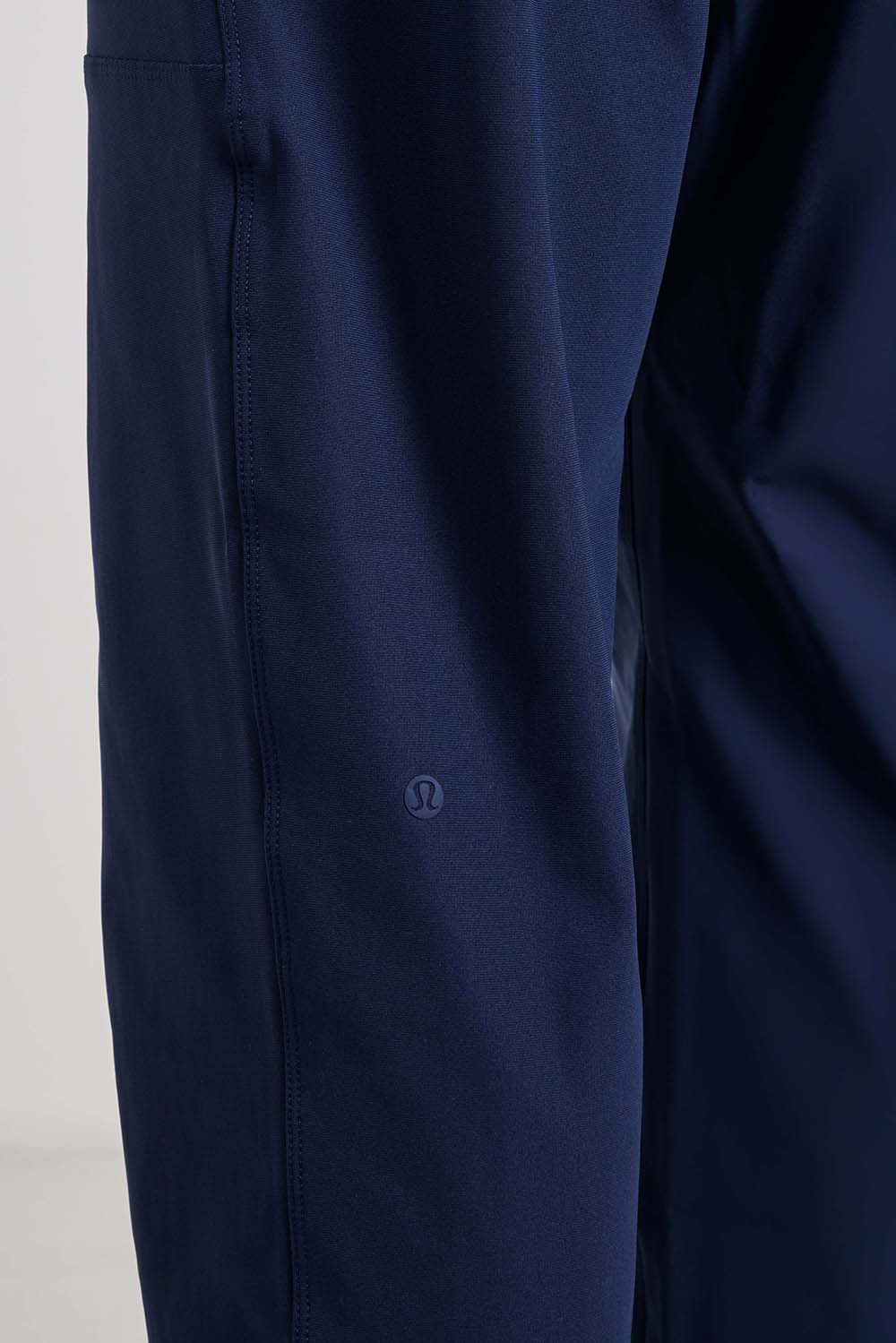 תמונת תקריב דוגמן של ABC Warpstreme Jogger Regular