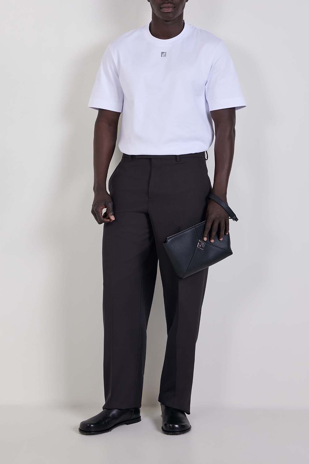 תמונת דוגמן קידמית של מגפי עור