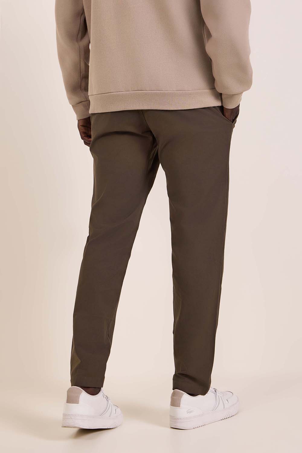 תמונת דוגמן אחורית של ABC Slim-Fit Trouser 32L VersaTwill