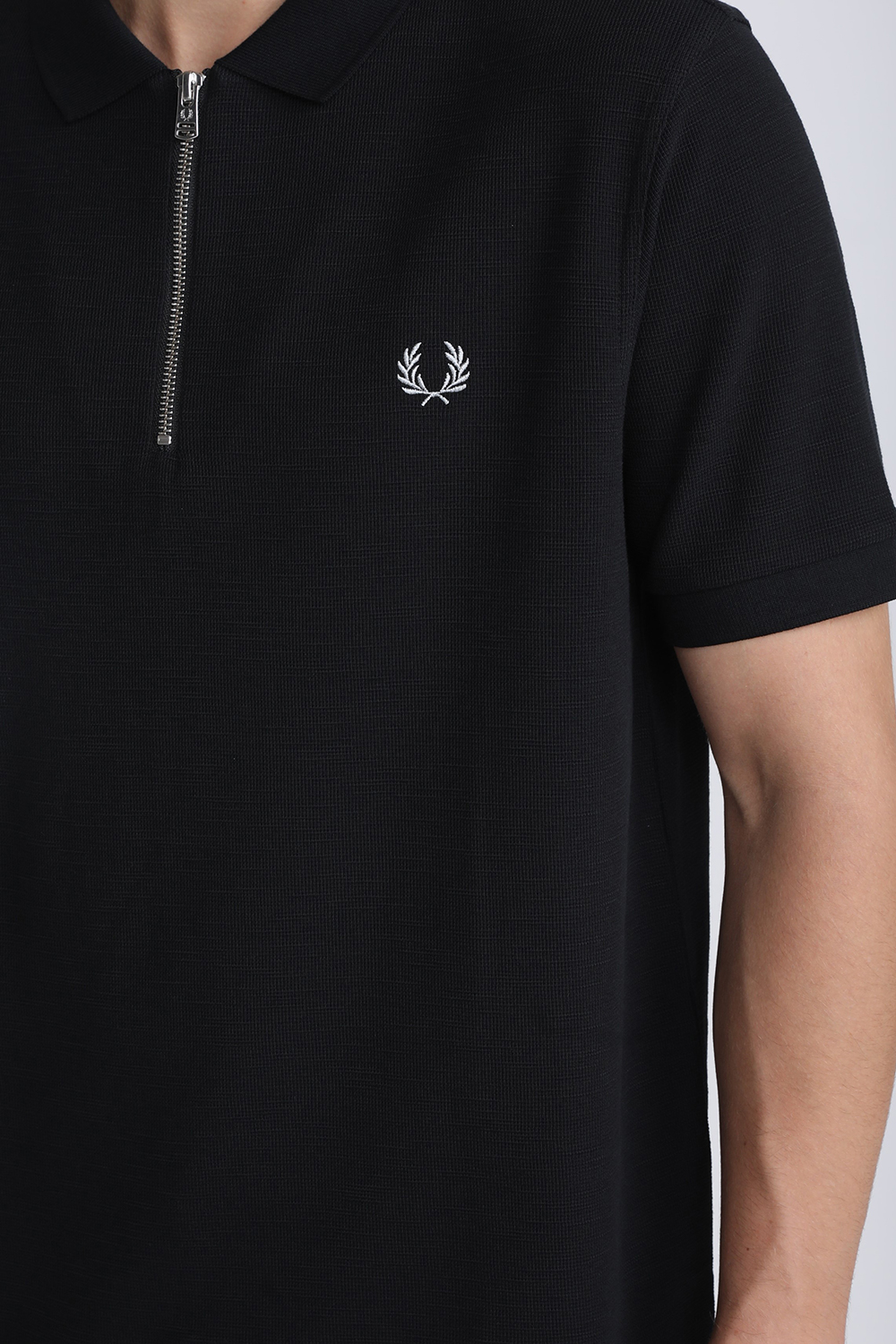 תמונת תקריב דוגמן של חולצת פולו