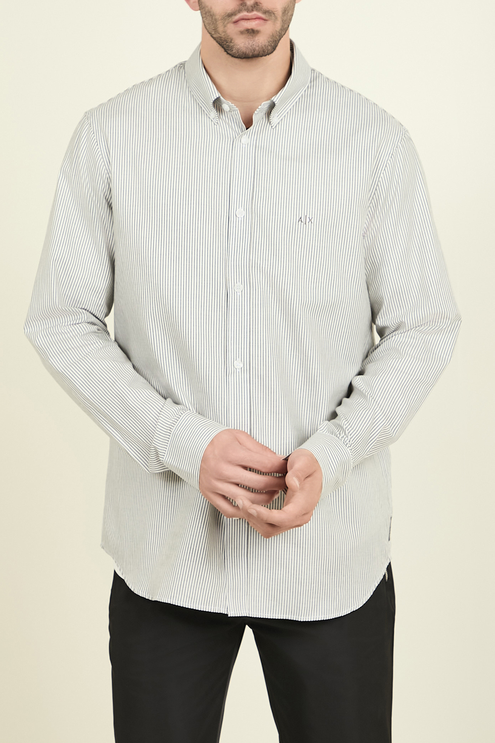 תמונת דוגמן קידמית של חולצת כפתורים