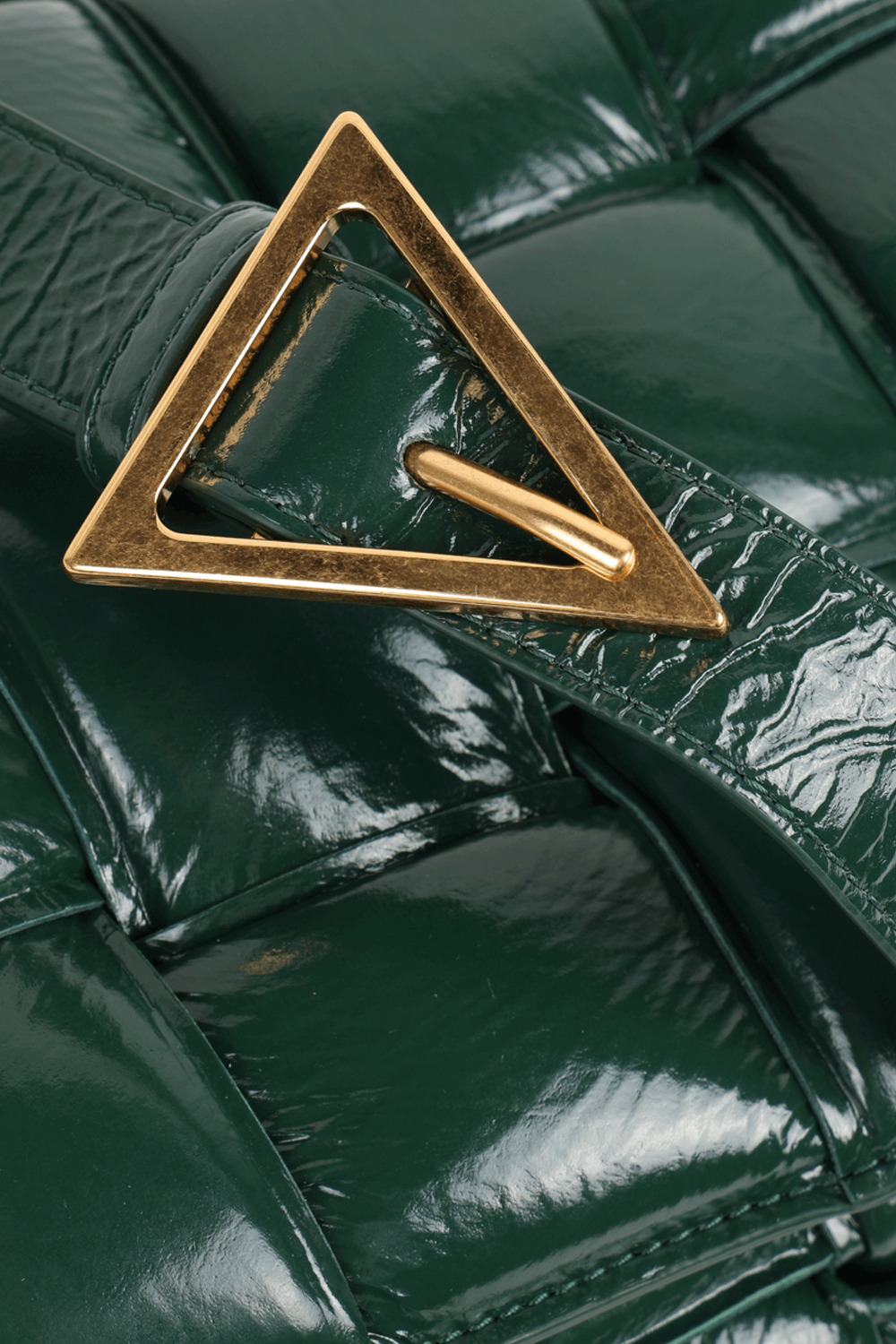 תמונת תקריב של תיק קסטה מרופד בצבע ירוק מבריק