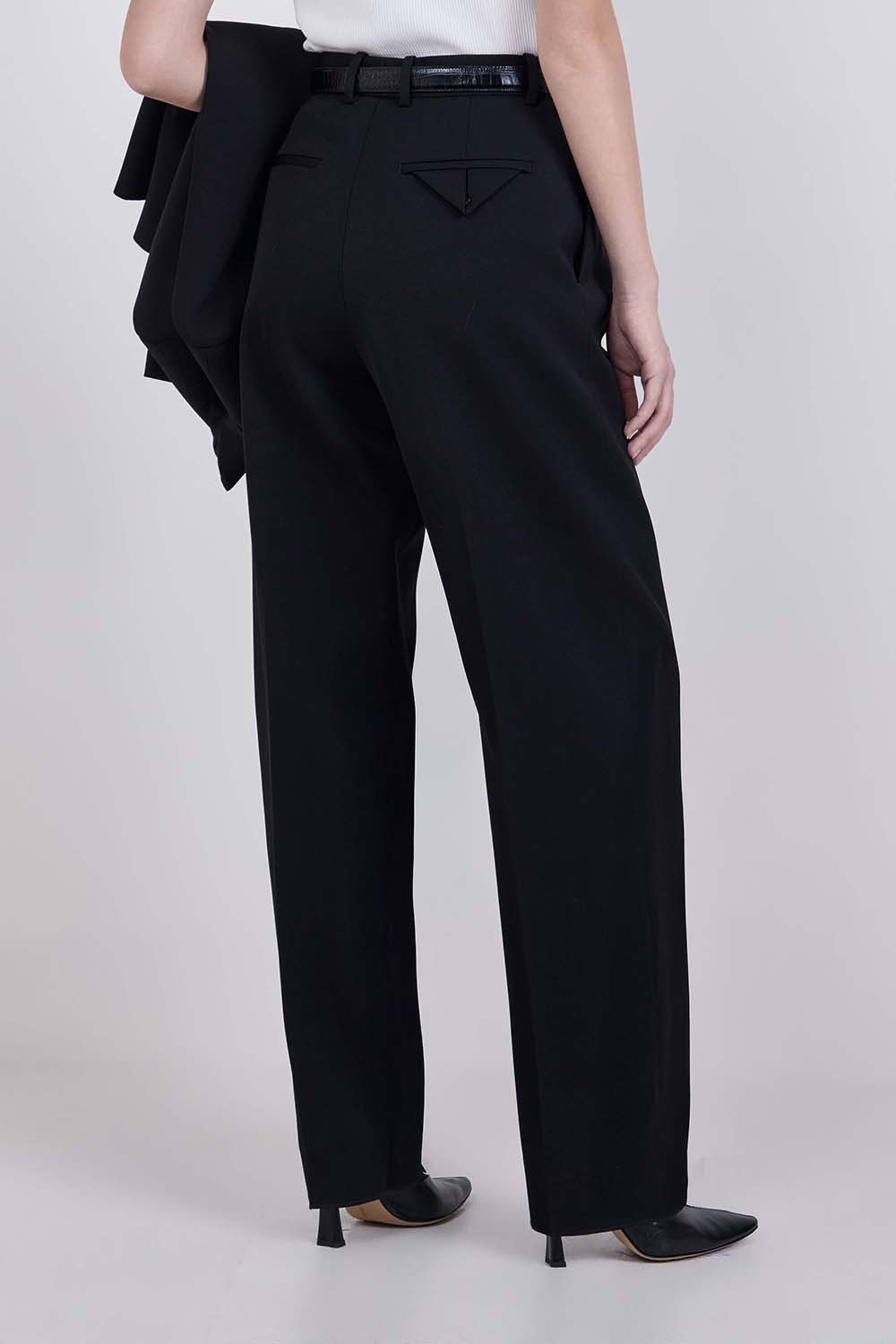 תמונת דוגמן אחורית של מכנסיים שחורים מחויטים