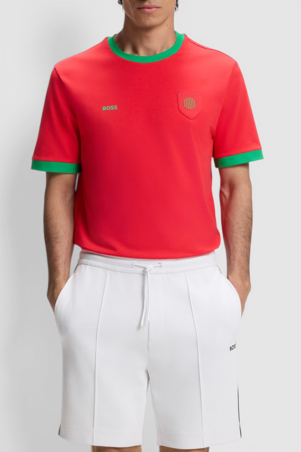 תמונת דוגמן קידמית של חולצת טי בגזרה ישרה