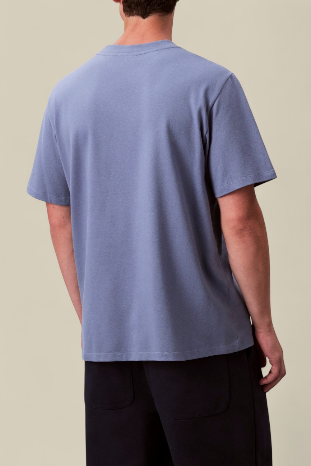 תמונת דוגמן אחורית של חולצת טי