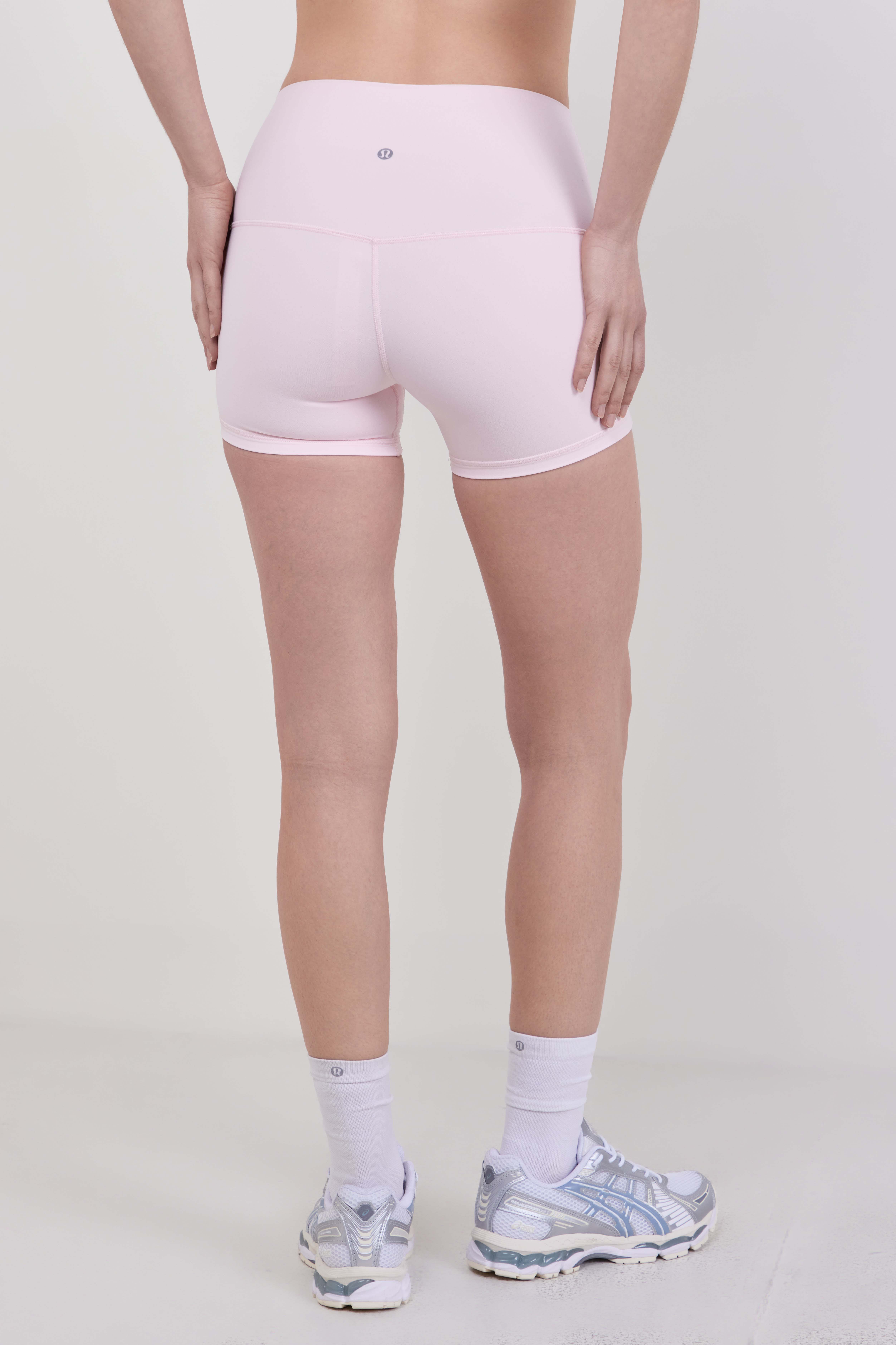 תמונת דוגמן אחורית של lululemon Align&trade; High-Rise Short 4''