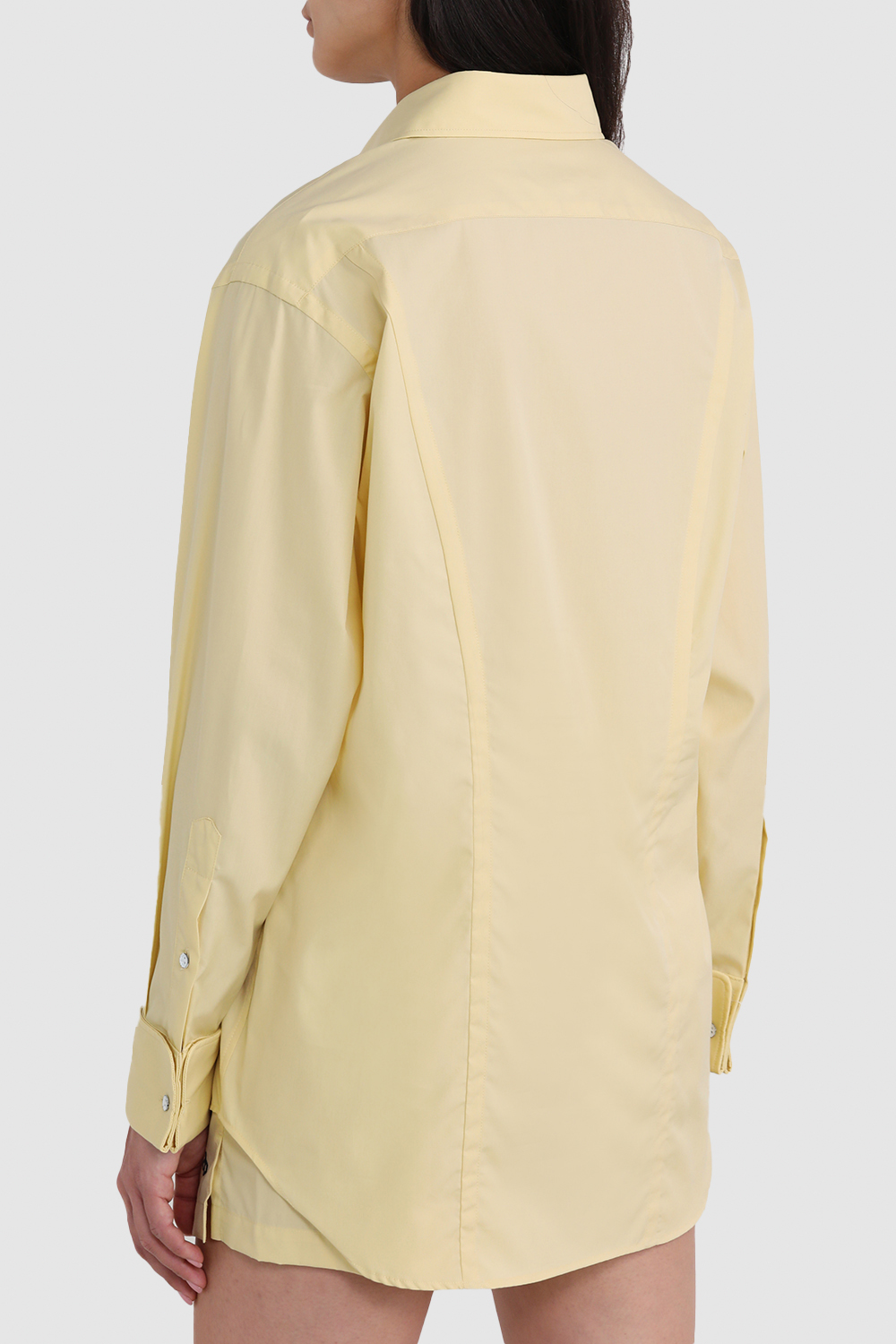 תמונת דוגמן אחורית של חולצת כפתורים דיאנה