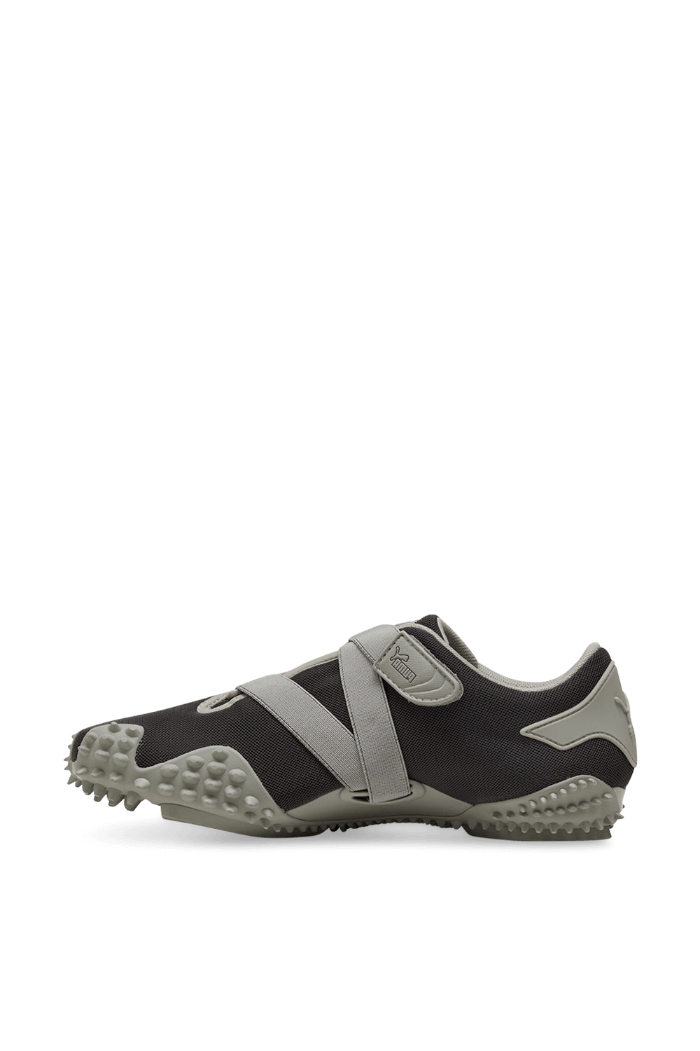 תמונה אחורית של נעלי סניקרס מוסטרו