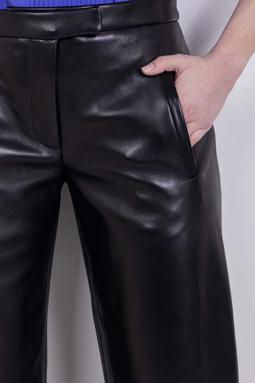 תמונת תקריב דוגמן של מכנסי עור