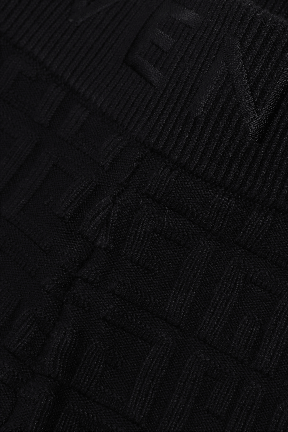 תמונת תקריב של גיל 12 מכנסי טייץ לוגומאניים