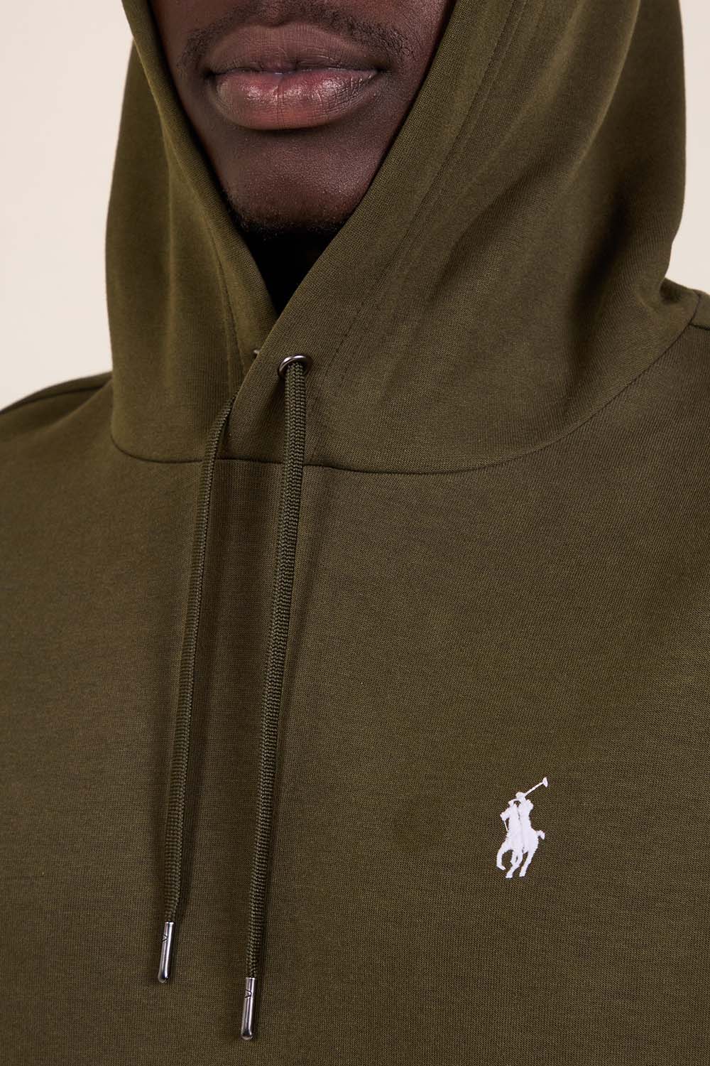 תמונת תקריב דוגמן של סווטשירט קפוצ'ון