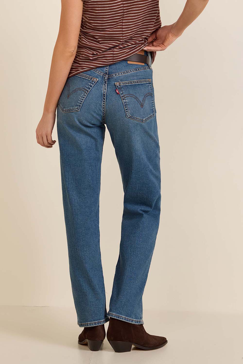 תמונת דוגמן אחורית של מכנסי ג'ינס ריבקייג' בגזרה ישרה