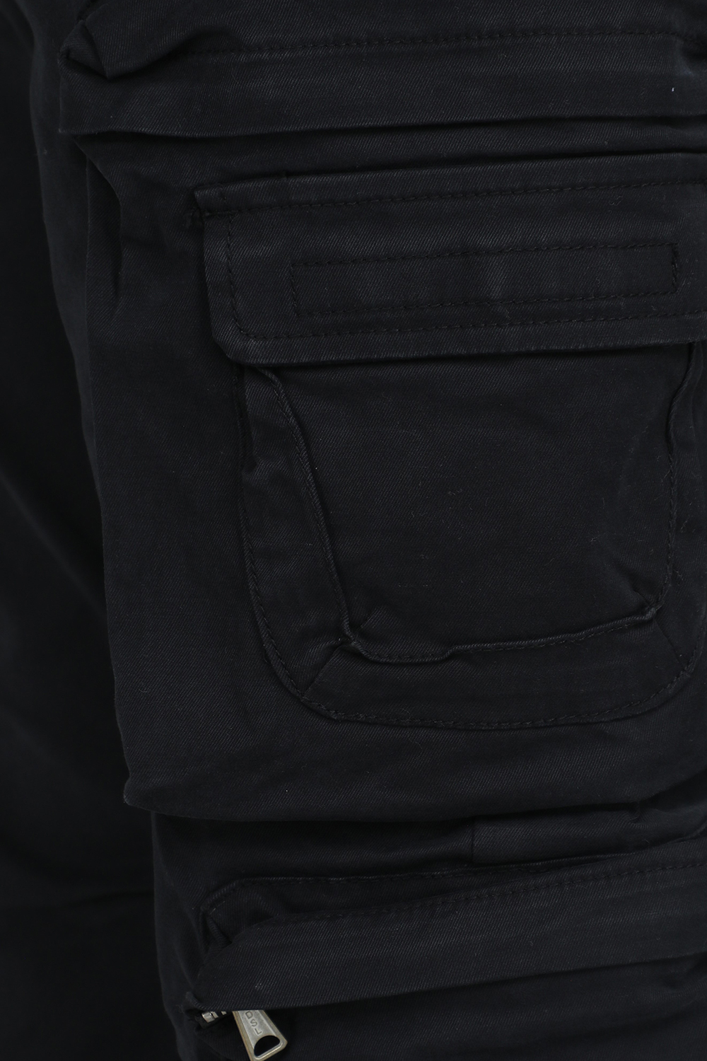 תמונת תקריב דוגמן של מכנסיים ארוכים במראה קרגו