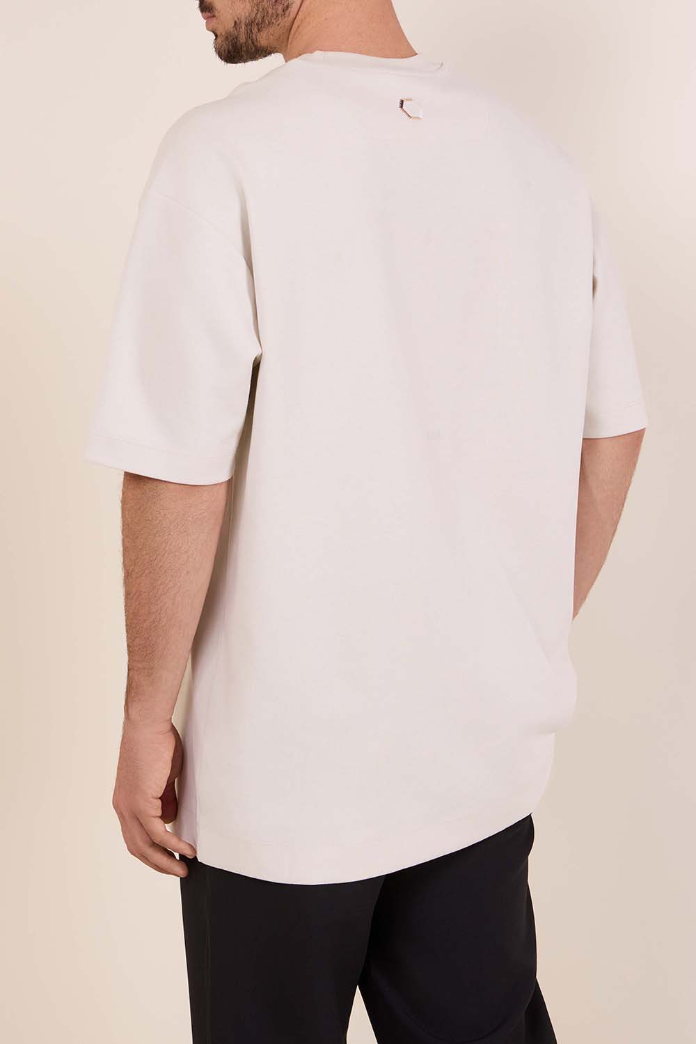 תמונת דוגמן אחורית של חולצת טי אוברסייז