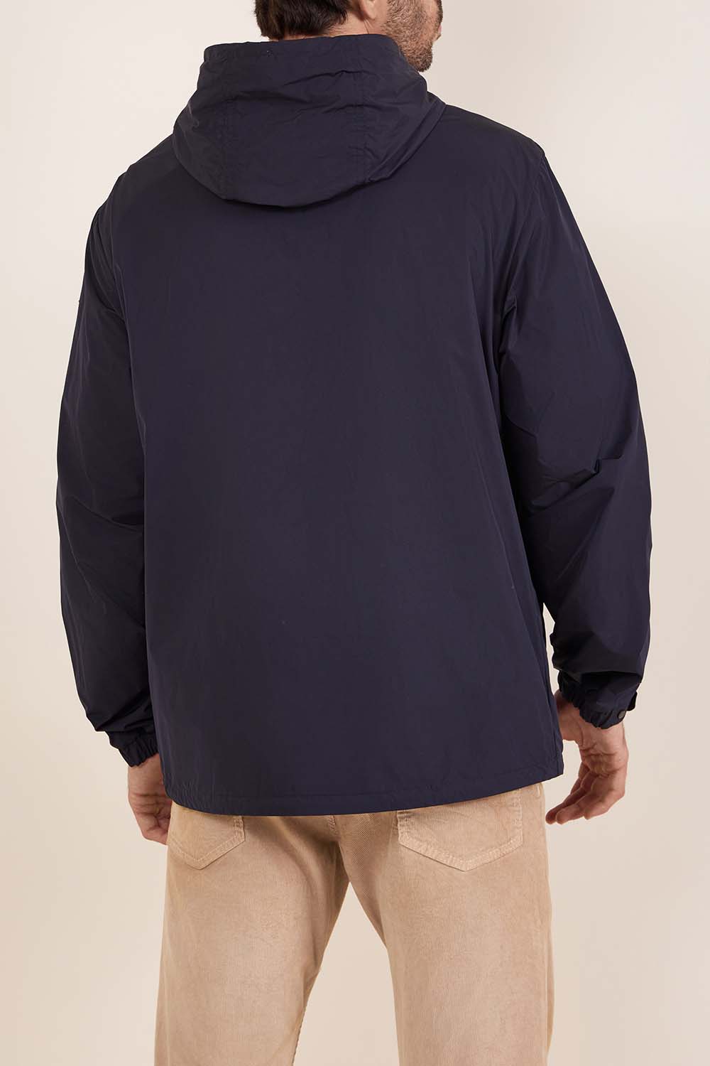 תמונת דוגמן אחורית של מעיל