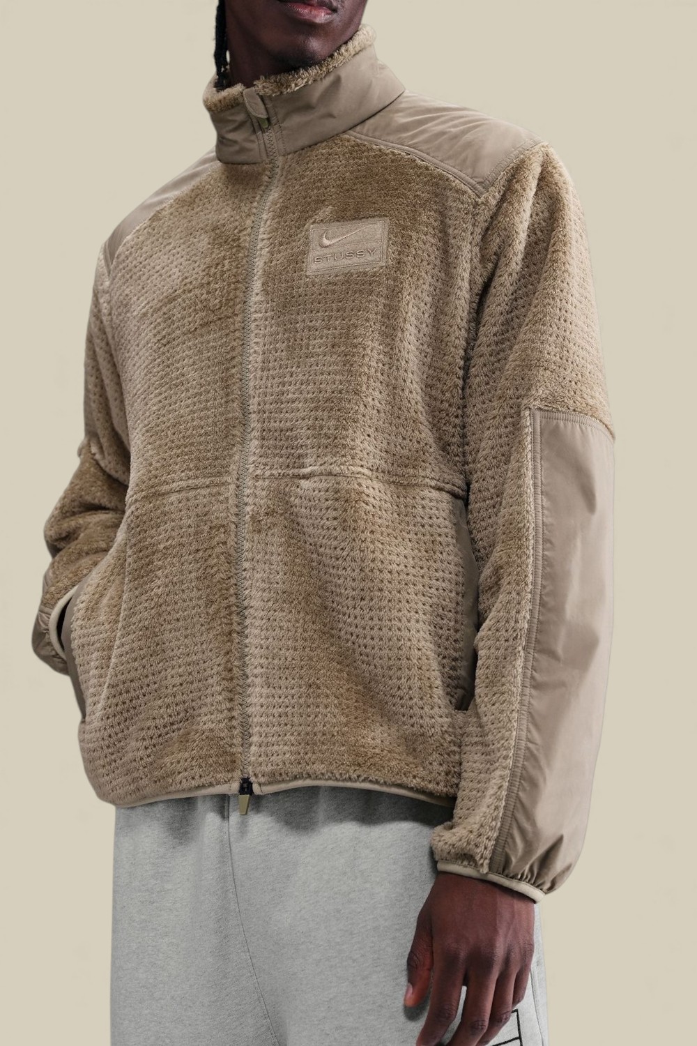 תמונת דוגמן קידמית של ז'קט פליז נייקי X סטוסי