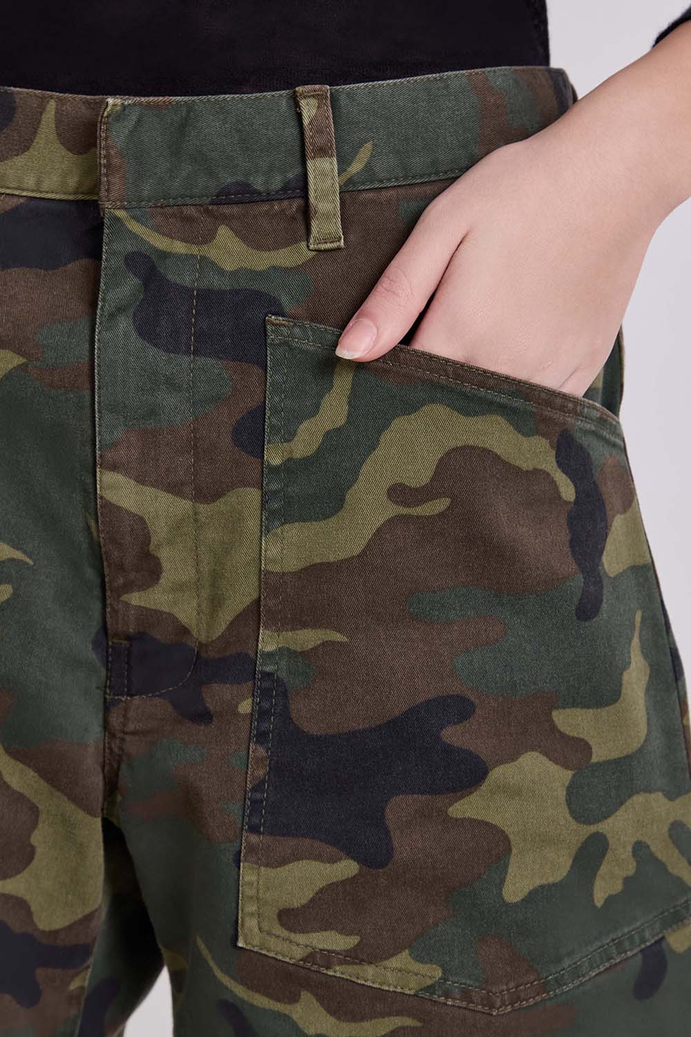 תמונת תקריב דוגמן של מכנסיים בגזרת ברל