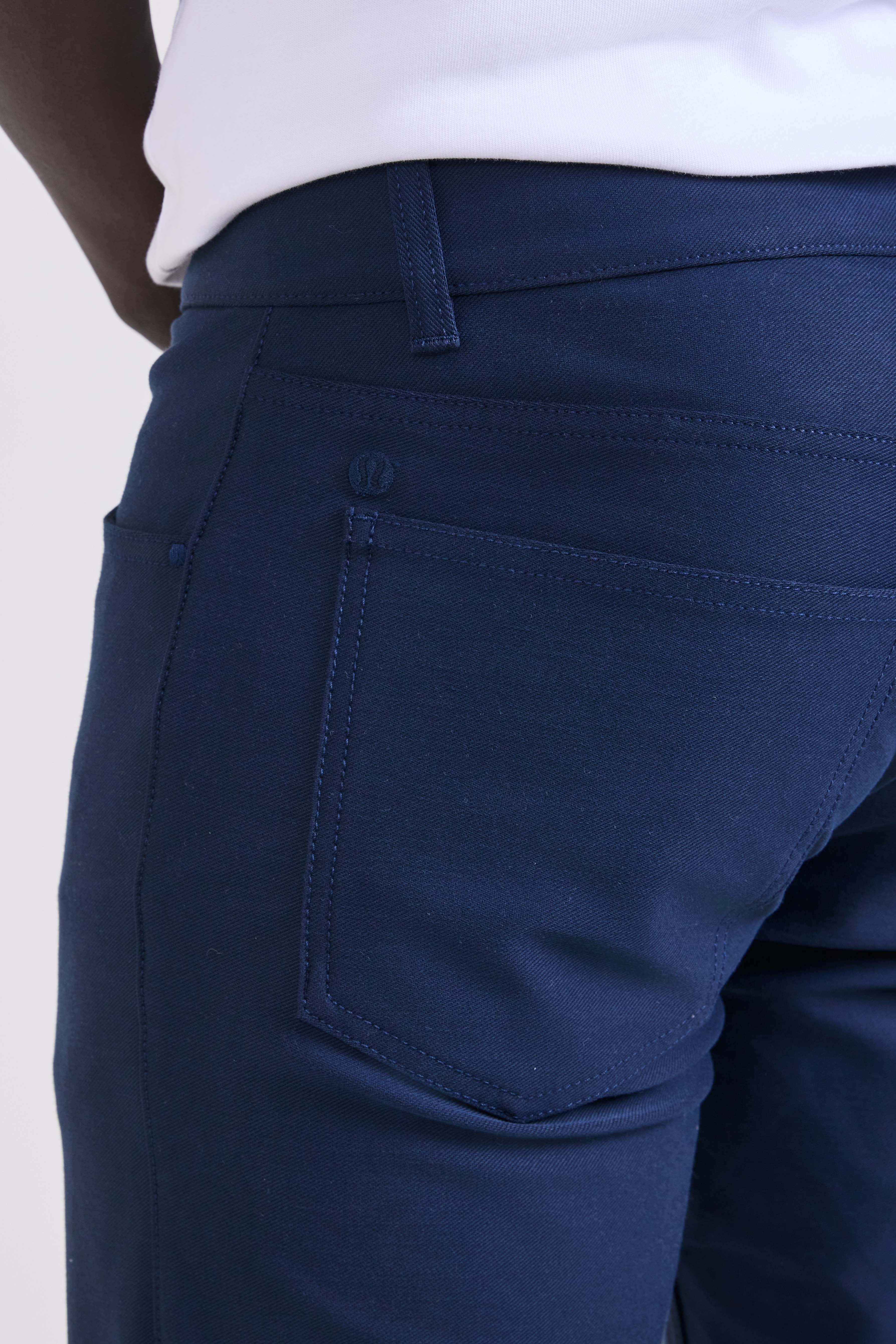 תמונת תקריב דוגמן של EasyFive Slim-Straight Pant 32L