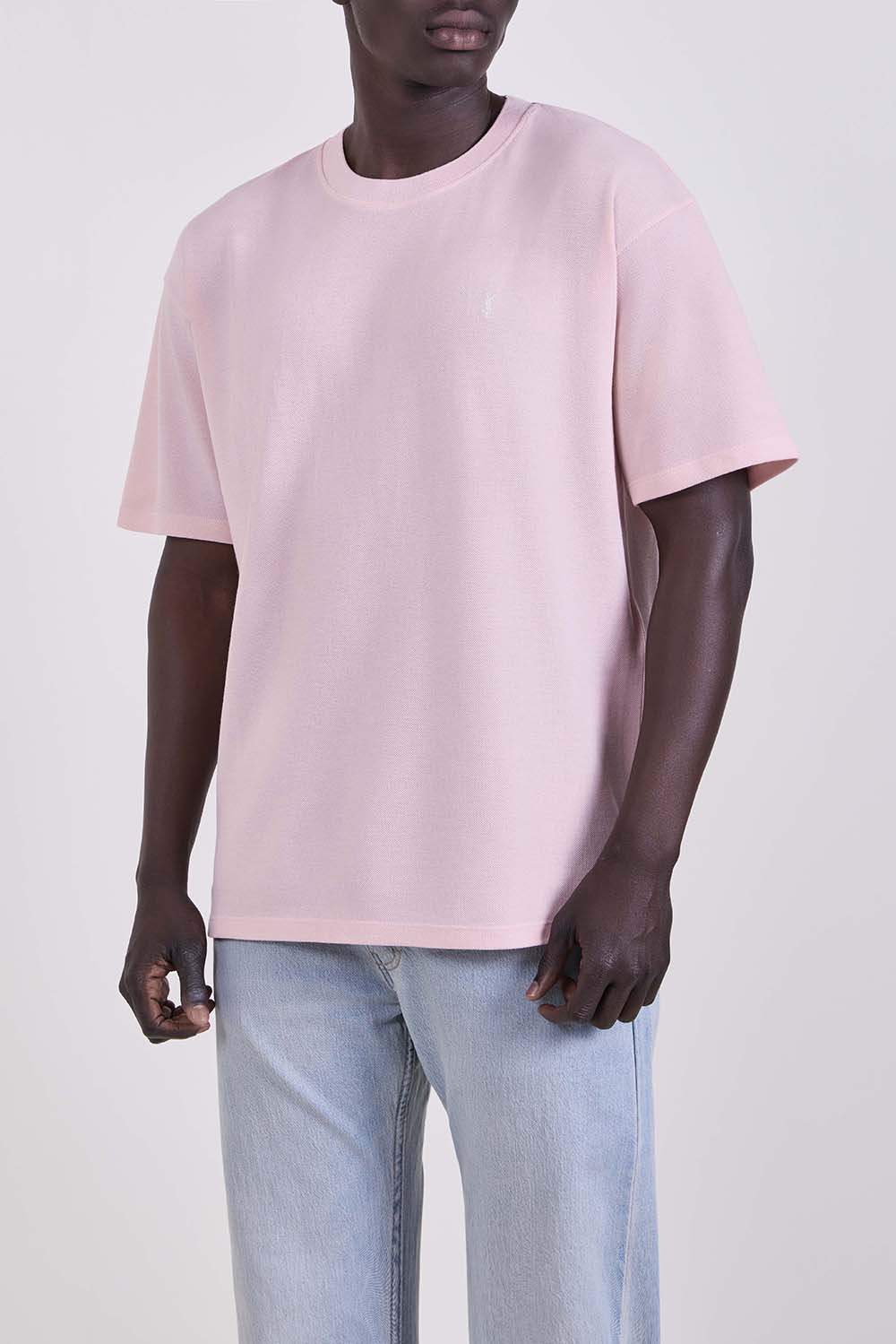 תמונת דוגמן קידמית של חולצת טי בגזרה משוחררת