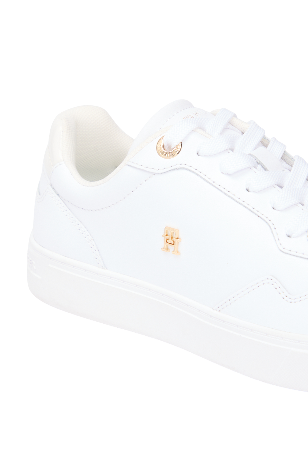 תמונת פנים של נעלי סניקרס