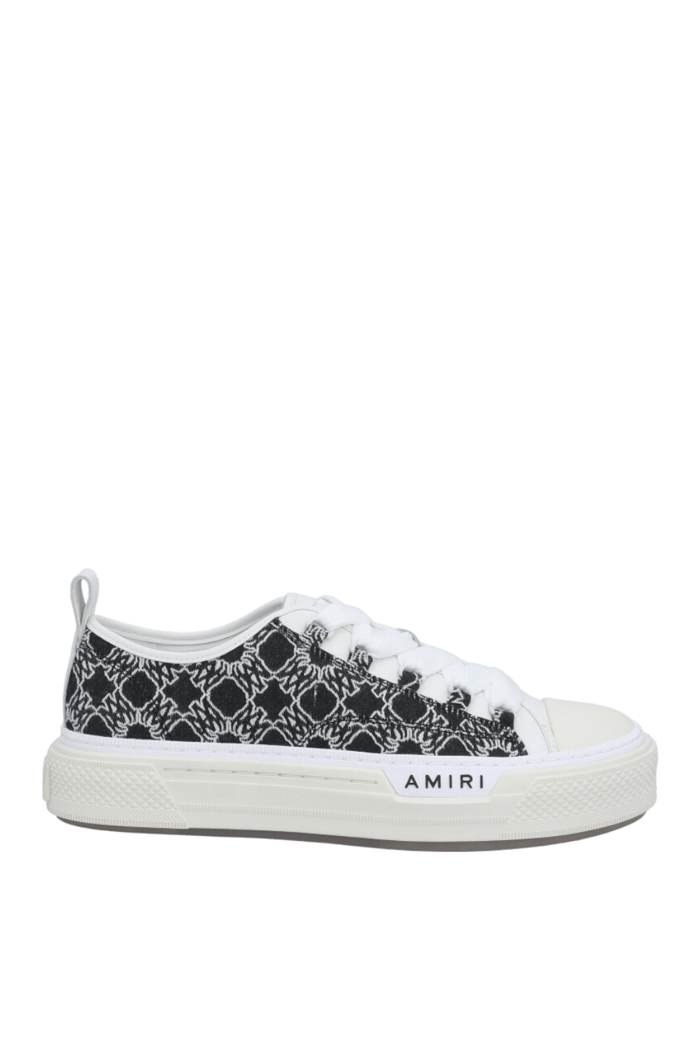 תמונה קידמית של נעלי סניקרס