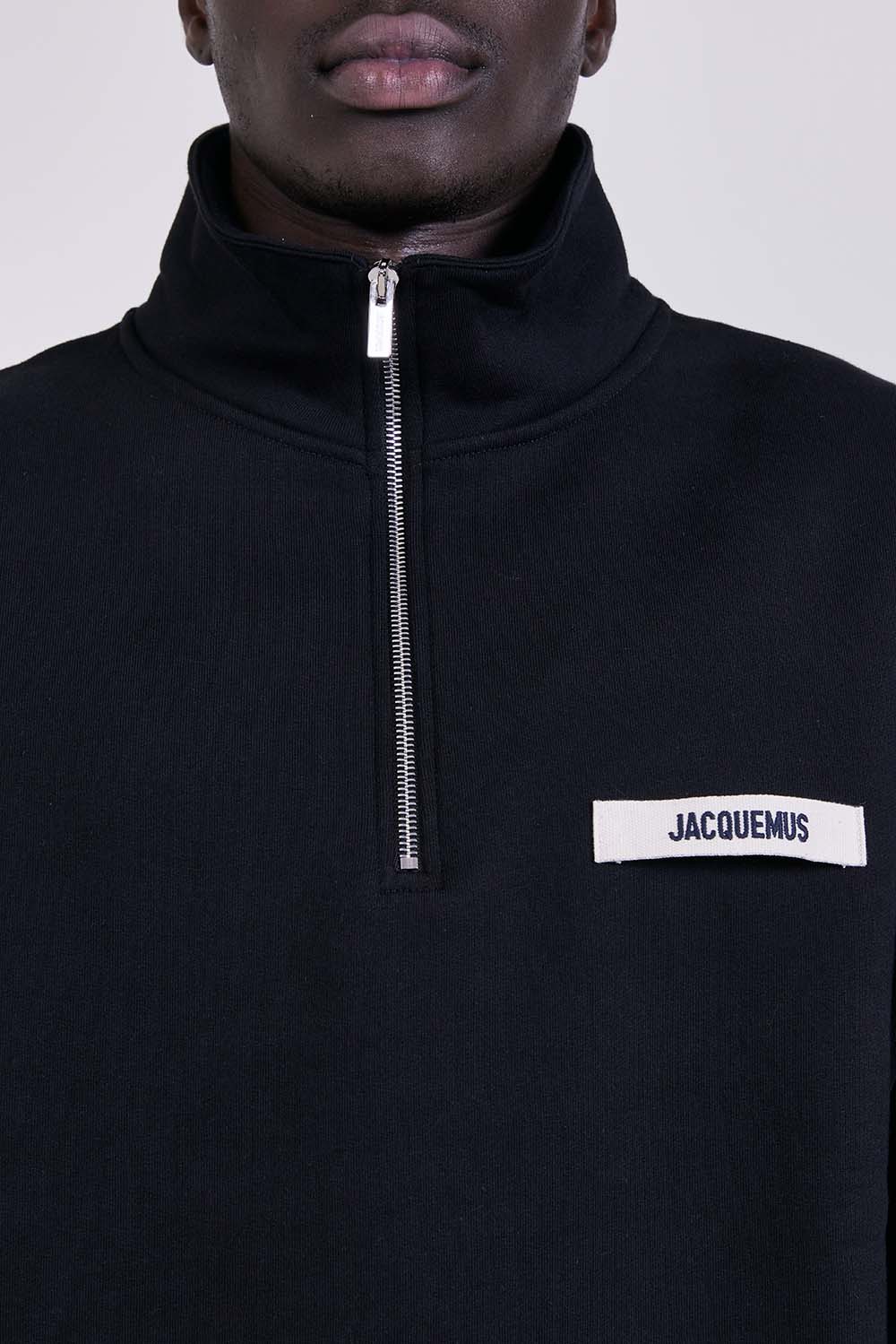 תמונת תקריב דוגמן של סווטשירט חצי רוכסן