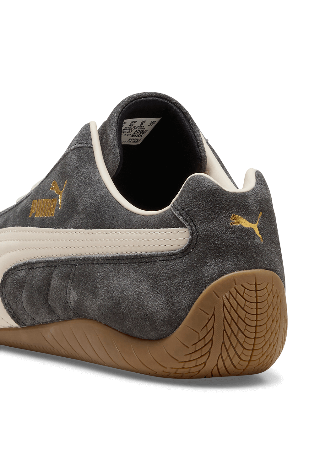 תמונת תקריב של נעלי סניקרס ספידקאט