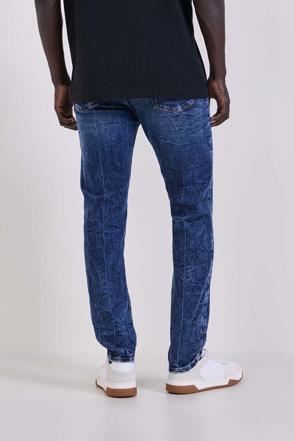 תמונת דוגמן אחורית של מכנסי ג'ינס בגזרת סלים