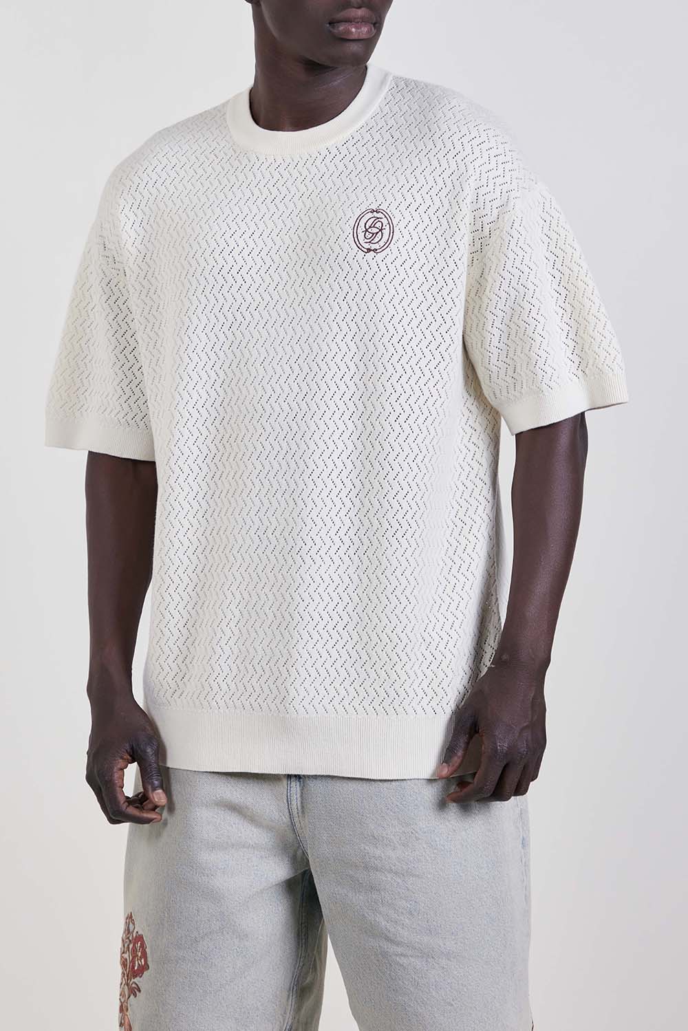 תמונת דוגמן קידמית של חולצת טי בגזרה משוחררת