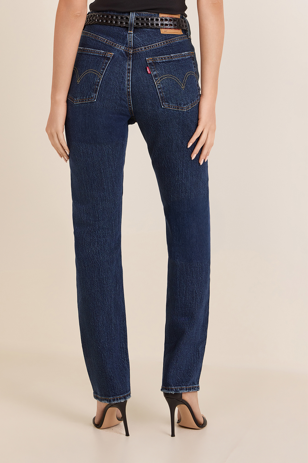 תמונת דוגמן אחורית של מכנסי ג'ינס 501 בגזרה ישרה