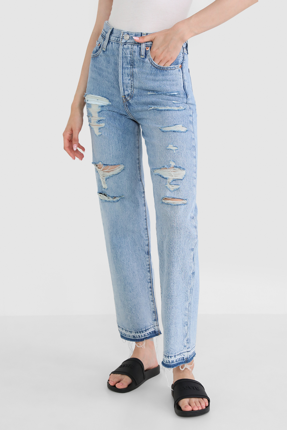 תמונת דוגמן קידמית של מכנסי ג'ינס ריבקייג' ישרים