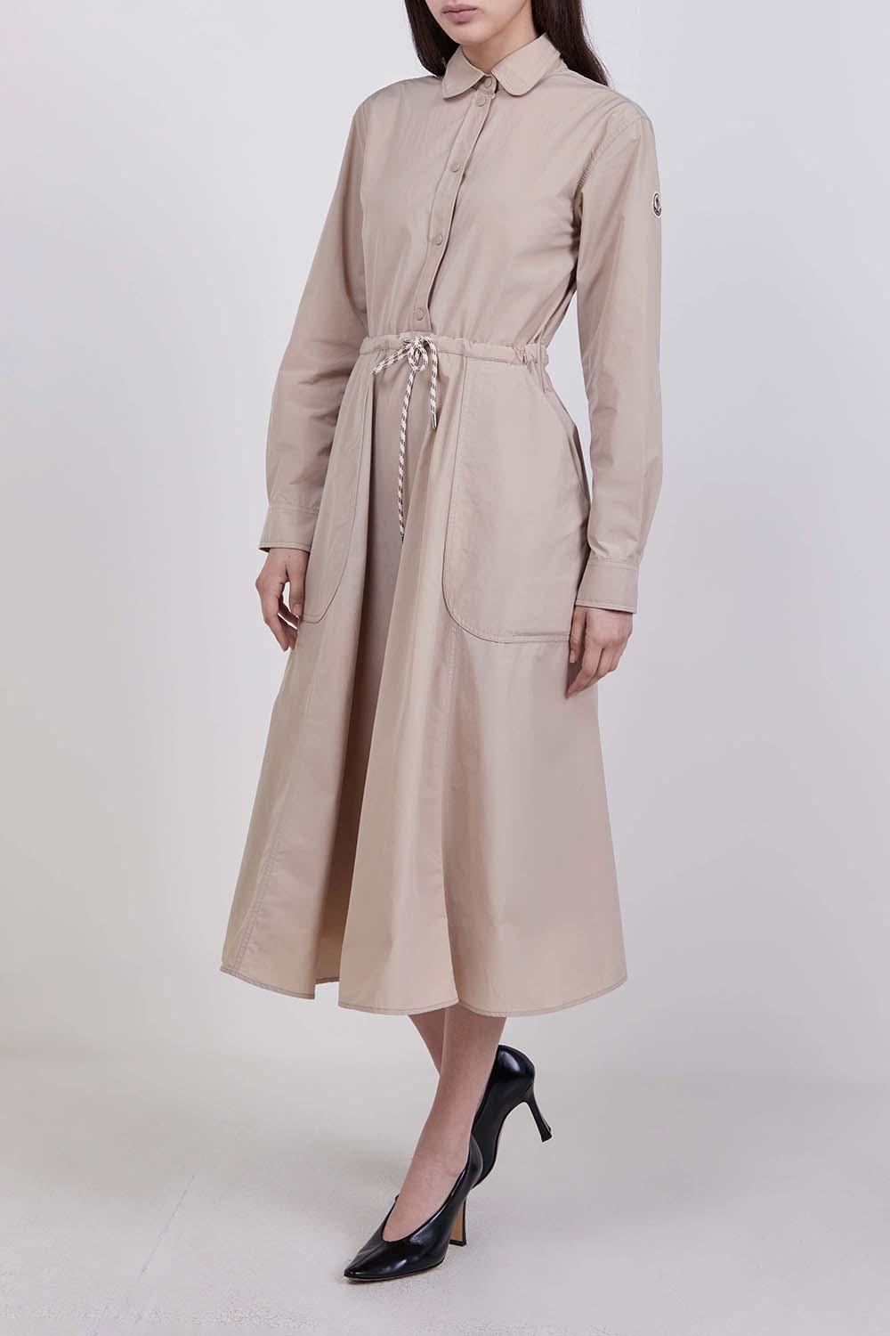 תמונת דוגמן קידמית של שמלת מידי בגזרת פלר