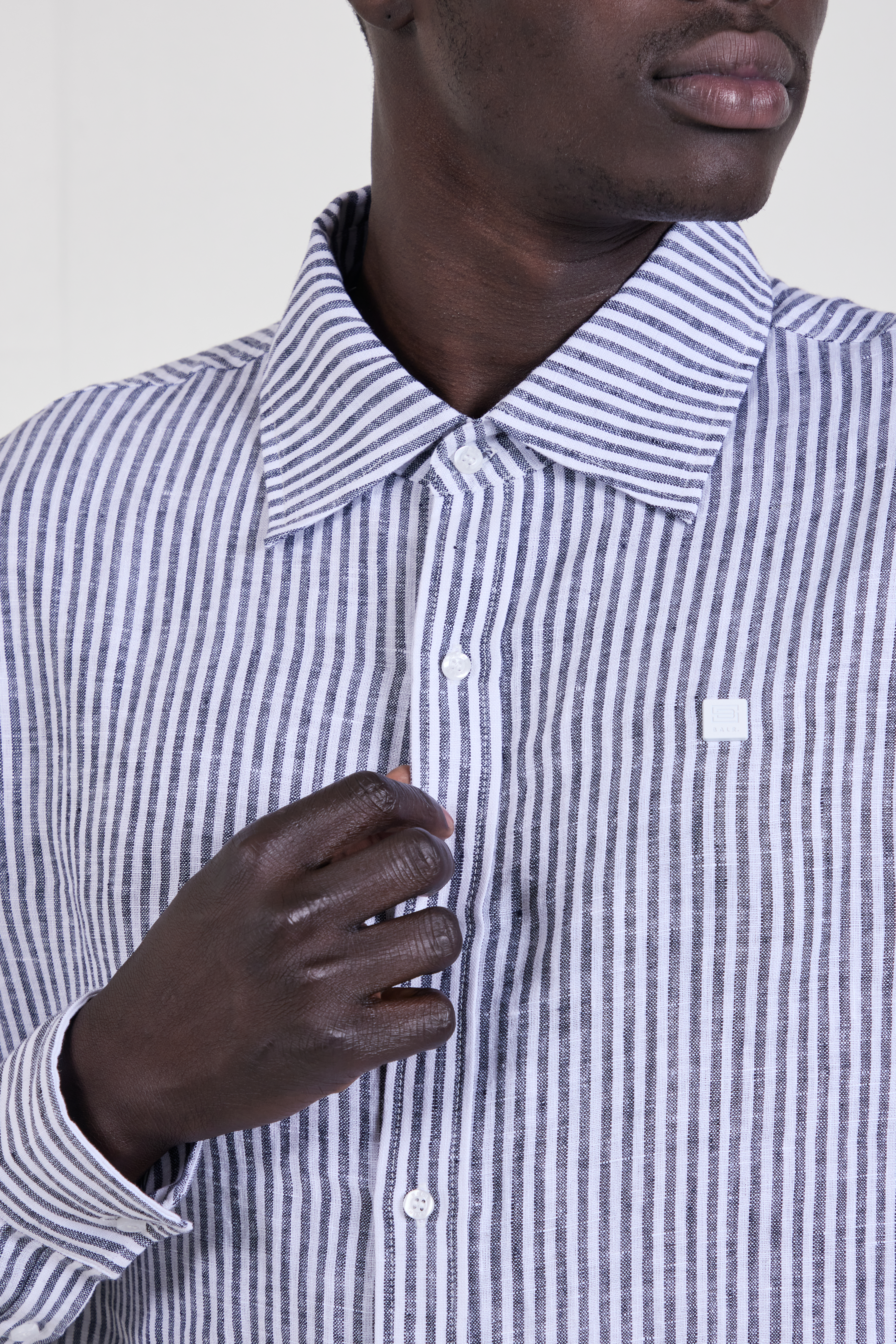 תמונת תקריב דוגמן של חולצה מכופתרת פשתן