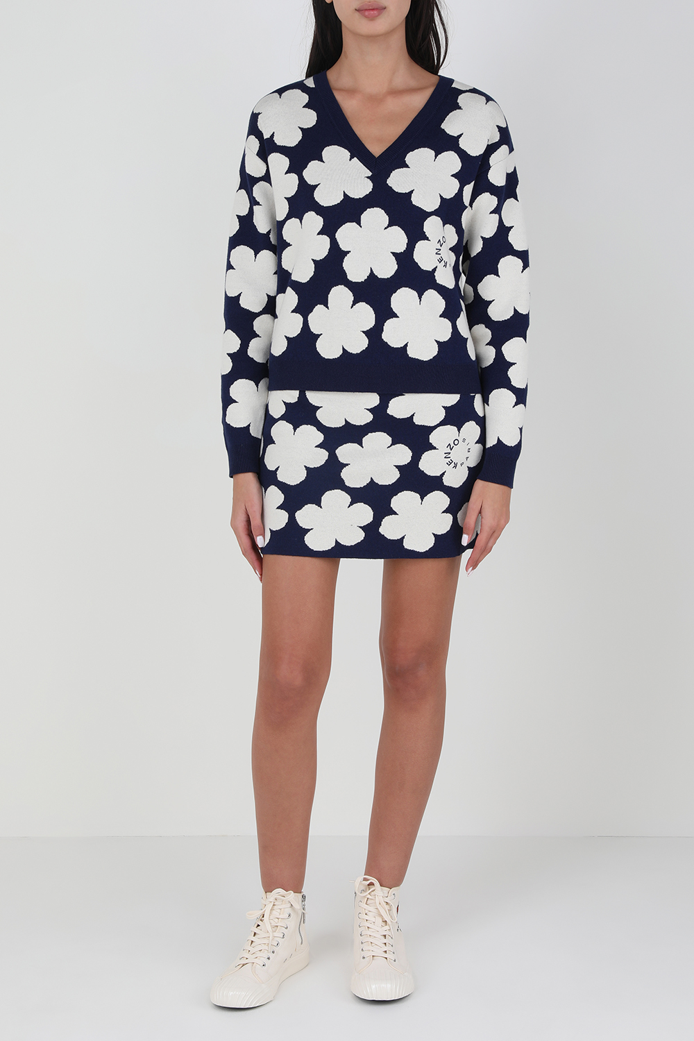 תמונת דוגמן קידמית של נעלי סניקרס סקול עם רקמת פרח בוקה