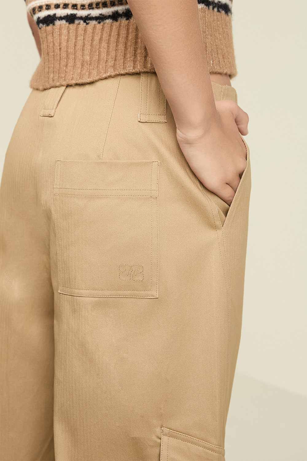 תמונת תקריב דוגמן של מכנסיים ארוכים