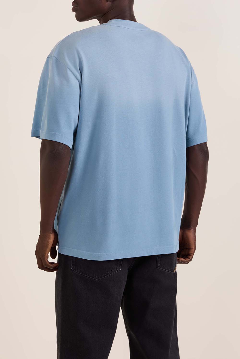 תמונת דוגמן אחורית של חולצת טי