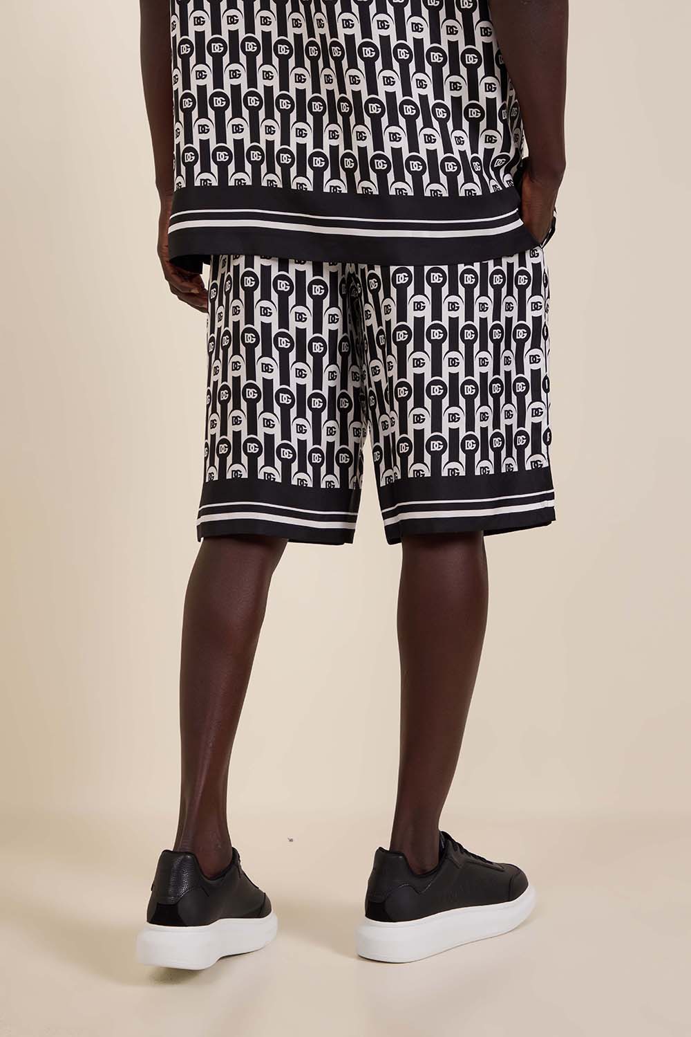 תמונת דוגמן אחורית של מכנסי ברמודה ממשי