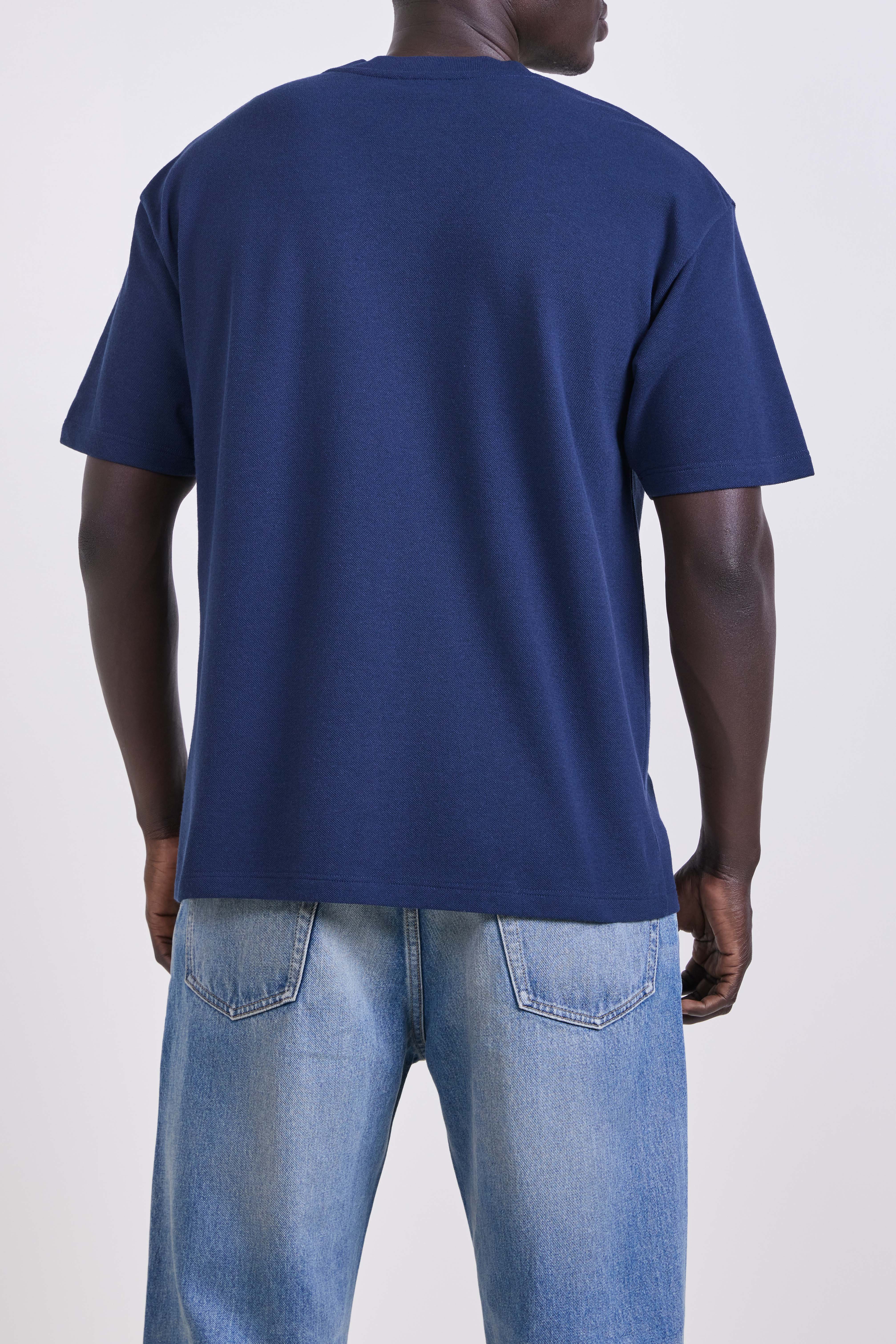 תמונת דוגמן אחורית של חולצת טי אוברסייז