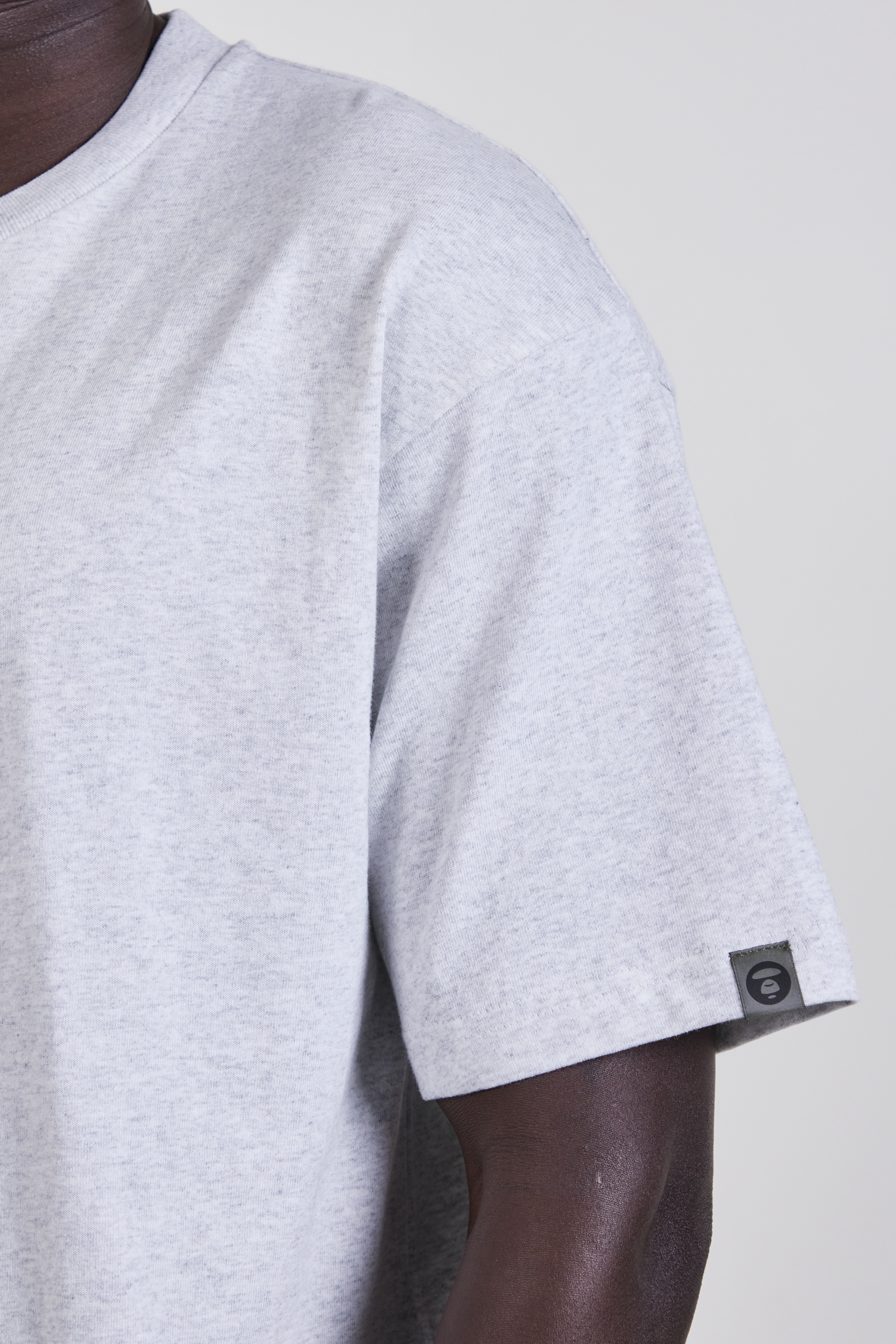 תמונת תקריב דוגמן של חולצת טי בגזרה ישרה