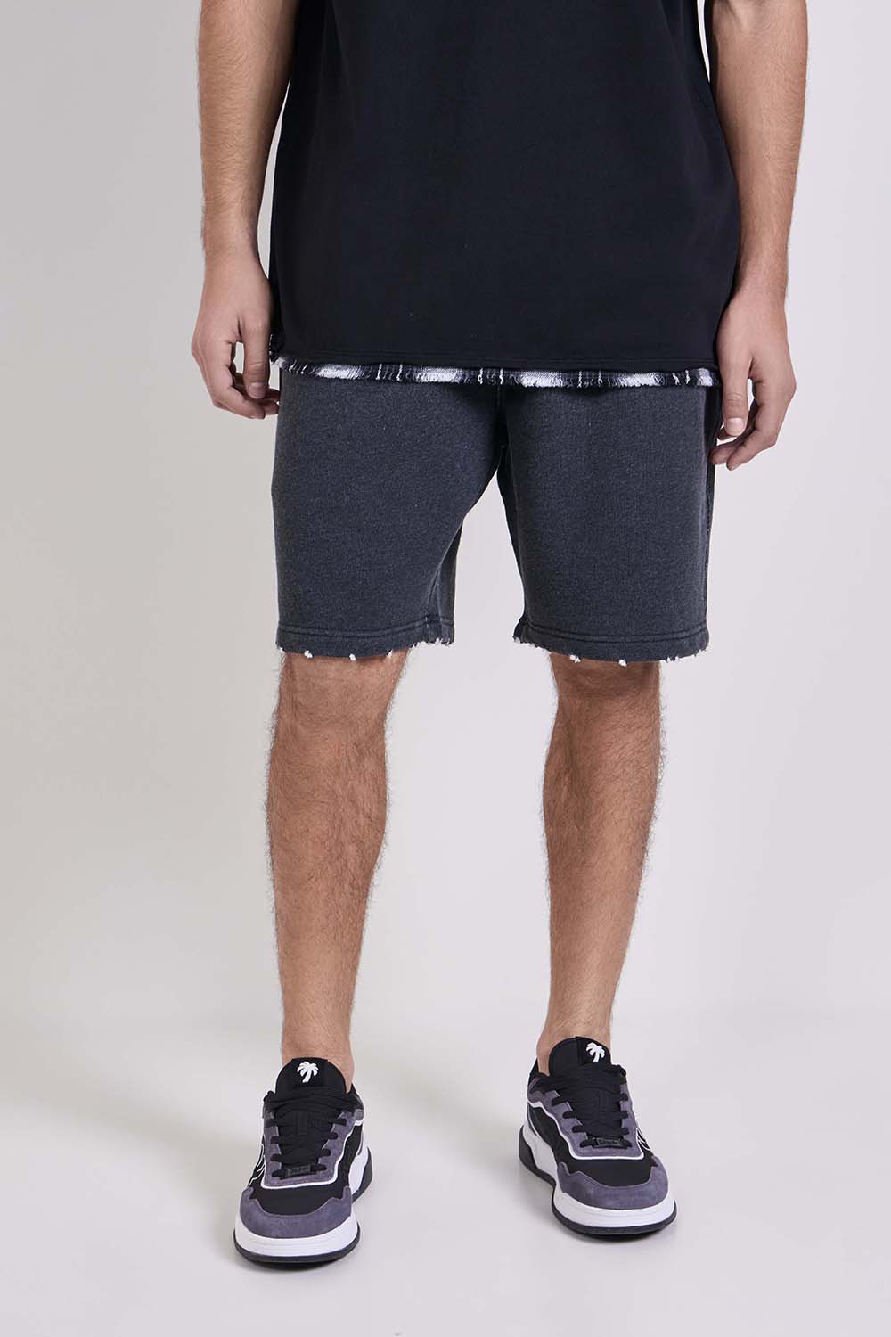 תמונת דוגמן קידמית של מכנסי ג'וגר קצרים