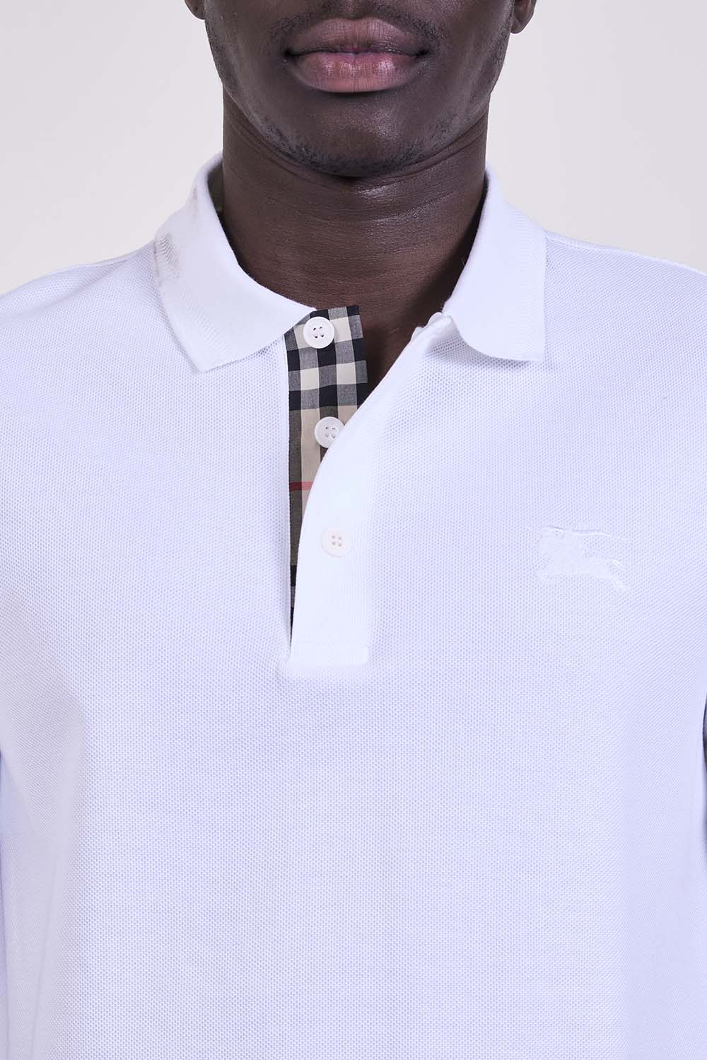 תמונת תקריב דוגמן של חולצת פולו בגזרת סלים