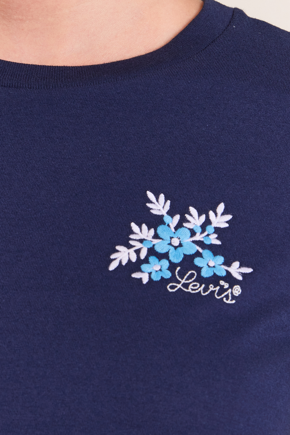 תמונת תקריב דוגמן של חולצת טי פרפקט